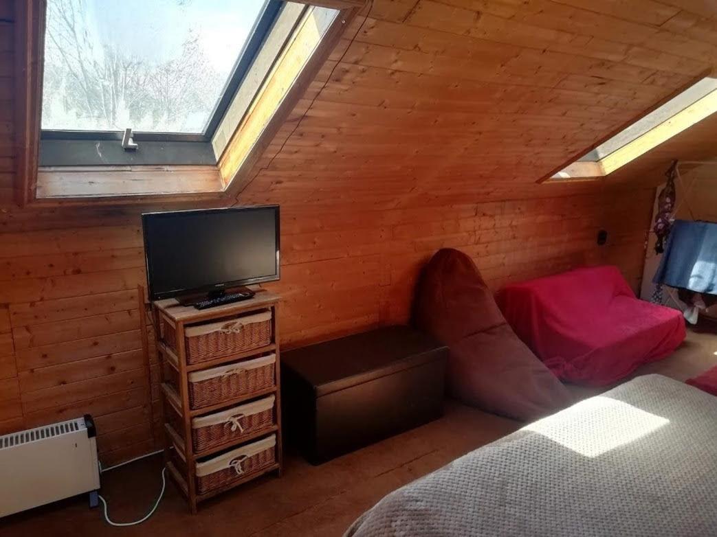 Cozy Loft In Bushey, 20 Mins By Train To Euston London Apartment Exterior photo